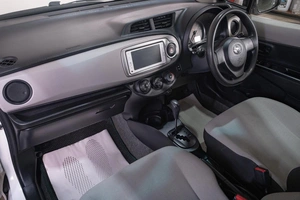 Хетчбэк Toyota Vitz 2013 года, 739000 рублей, Томск