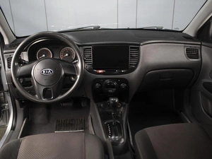 Седан Kia Rio 2010 года, 460000 рублей, Омск