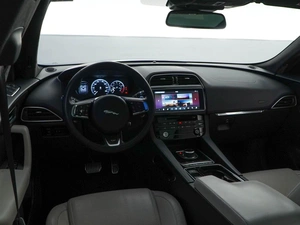 Внедорожник Jaguar F-Pace 2016 года, 3359077 рублей, Москва
