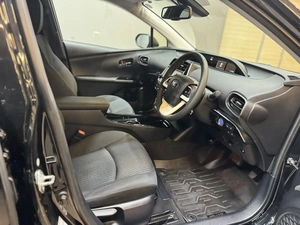 Лифтбек Toyota Prius 2016 года, 1897000 рублей, Красноярск