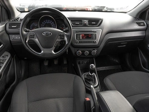 Седан Kia Rio 2015 года, 939000 рублей, Саратов