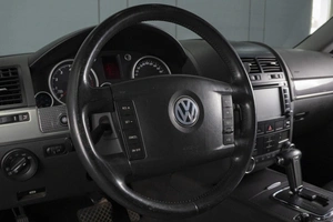 Внедорожник Volkswagen Touareg 2006 года, 1020000 рублей, Омск