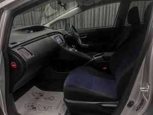 Лифтбек Toyota Prius 2015 года, 1420000 рублей, Красноярск