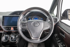 Минивэн Toyota Esquire 2017 года, 2389000 рублей, Барнаул