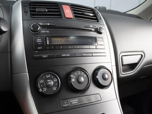 Хетчбэк Toyota Auris 2012 года, 1099000 рублей, Омск