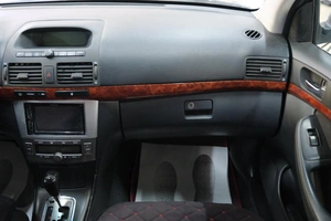 Седан Toyota Avensis 2004 года, 769000 рублей, Омск