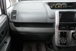 Минивэн Toyota Voxy 2008 года, 1179000 рублей, Омск