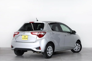 Хетчбэк Toyota Vitz 2018 года, 1199000 рублей, Новосибирск