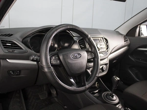 Седан ВАЗ (LADA) Vesta 2017 года, 900000 рублей, Омск