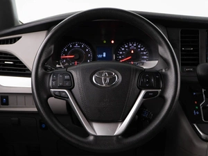 Минивэн Toyota Sienna 2016 года, 2548077 рублей, Москва