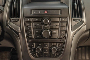 Седан Opel Astra 2013 года, 739000 рублей, Челябинск