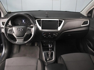 Седан Hyundai Solaris 2017 года, 1220000 рублей, Омск