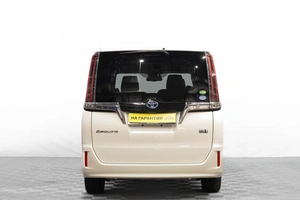 Минивэн Toyota Esquire 2017 года, 2389000 рублей, Барнаул