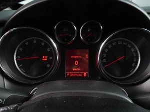 Хетчбэк Opel Astra 2012 года, 899000 рублей, Красный Пахарь