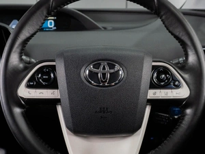 Хетчбэк Toyota Prius PHV 2017 года, 1697000 рублей, Тюмень