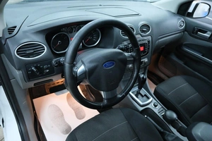 Хетчбэк Ford Focus 2010 года, 939000 рублей, Омск