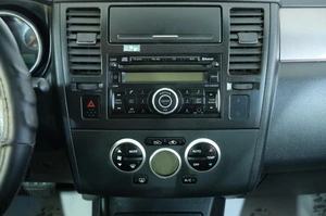 Хетчбэк Nissan Tiida 2010 года, 679000 рублей, Омск
