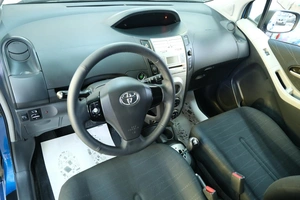 Хетчбэк Toyota Yaris 2007 года, 699000 рублей, Омск