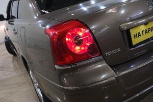 Седан Toyota Avensis 2005 года, 729000 рублей, Новокузнецк