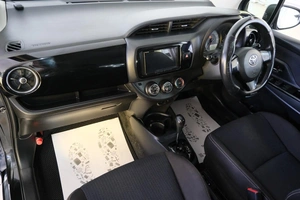 Хетчбэк Toyota Vitz 2018 года, 979000 рублей, Омск