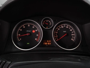 Седан Opel Astra 2011 года, 619000 рублей, Воронеж