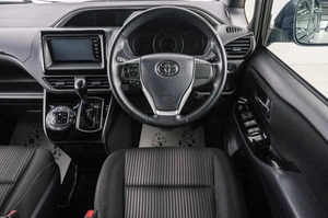 Минивэн Toyota Voxy 2018 года, 1899000 рублей, Красноярск