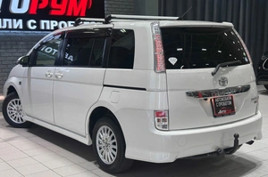 Минивэн Toyota Isis 2014 года, 1297000 рублей, Красноярск