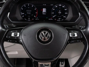 Внедорожник Volkswagen Tiguan 2018 года, 2599000 рублей, Тюмень