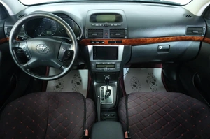 Седан Toyota Avensis 2004 года, 749000 рублей, Омск