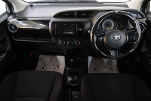 Хетчбэк Toyota Vitz 2018 года, 979000 рублей, Омск