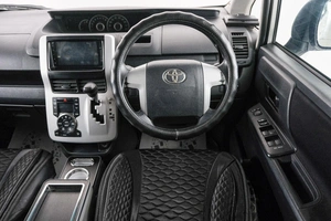 Минивэн Toyota Voxy 2010 года, 1349000 рублей, Красноярск