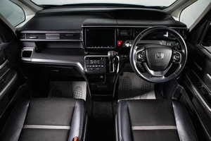 Минивэн Honda Stepwgn Spada 2019 года, 2499000 рублей, Сургут