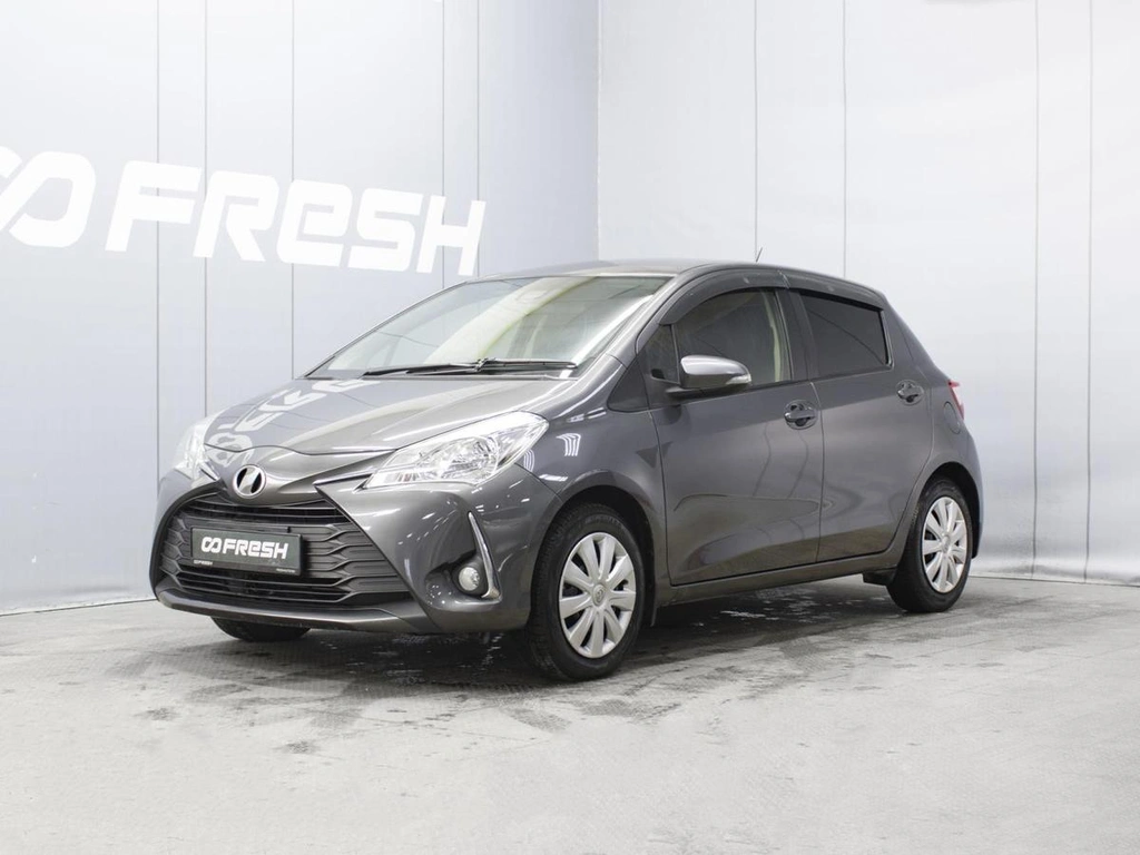 Хетчбэк Toyota Vitz 2017 года, 960000 рублей, Омск