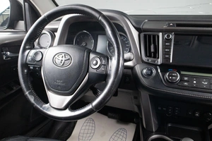 Внедорожник Toyota RAV4 2017 года, 2499000 рублей, Оренбург