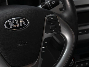 Седан Kia Rio 2017 года, 1040000 рублей, Омск