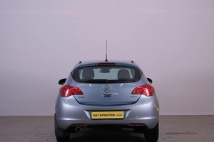 Хетчбэк Opel Astra 2011 года, 819000 рублей, Омск