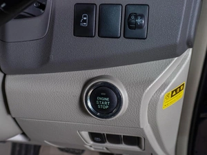 Минивэн Toyota Isis 2013 года, 1184000 рублей, Воронеж