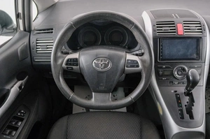 Хетчбэк Toyota Auris 2010 года, 879000 рублей, Красноярск