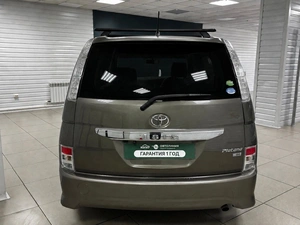 Минивэн Toyota Isis 2014 года, 1315000 рублей, Ачинск