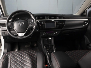 Седан Toyota Corolla 2013 года, 1050000 рублей, Омск