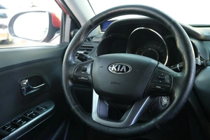 Хетчбэк Kia Rio 2013 года, 619000 рублей, Омск