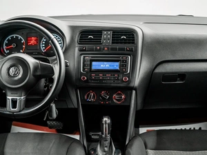 Седан Volkswagen Polo 2014 года, 925000 рублей, Красноярск