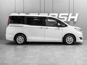 Минивэн Toyota Noah 2018 года, 2530000 рублей, Тюмень