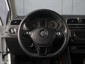 Седан Volkswagen Polo 2017 года, 1050000 рублей, Омск