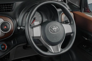 Хетчбэк Toyota Vitz 2012 года, 1069000 рублей, Тюмень