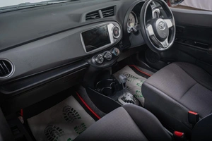 Хетчбэк Toyota Vitz 2013 года, 1099000 рублей, Томск