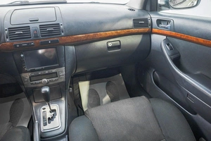 Седан Toyota Avensis 2006 года, 749000 рублей, Барнаул