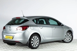 Хетчбэк Opel Astra 2012 года, 1019000 рублей, Челябинск