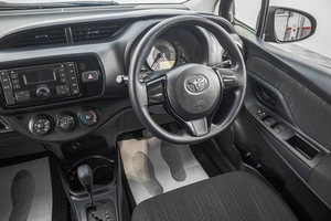 Хетчбэк Toyota Vitz 2017 года, 1049000 рублей, Барнаул