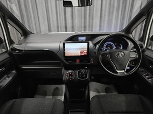 Минивэн Toyota Voxy 2014 года, 1590000 рублей, Красноярск